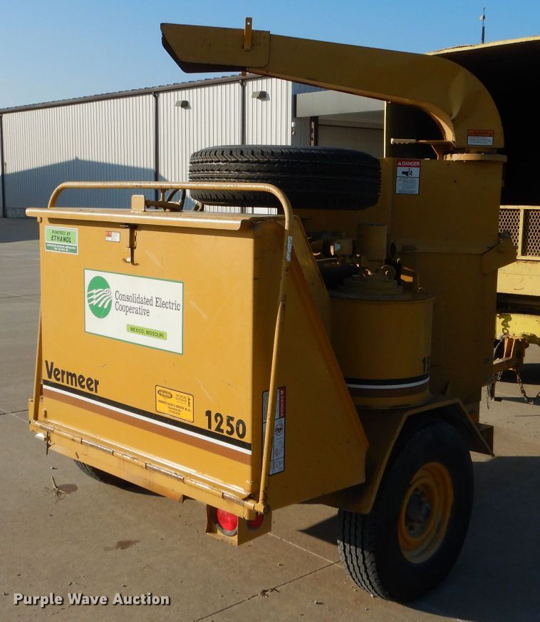 image for item DH6833 Vermeer 1250 chipper