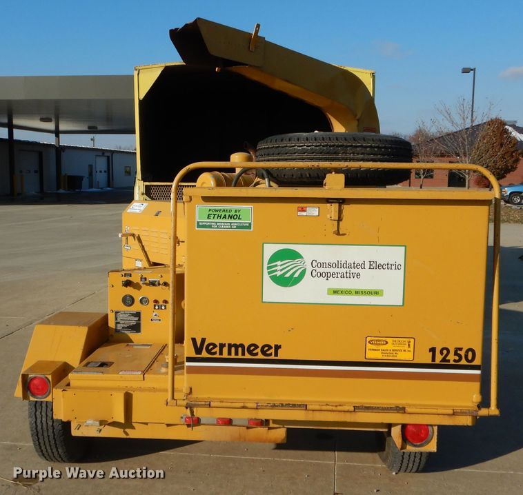 image for item DH6833 Vermeer 1250 chipper