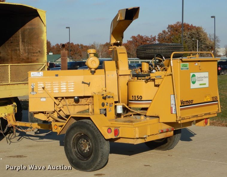 image for item DH6833 Vermeer 1250 chipper