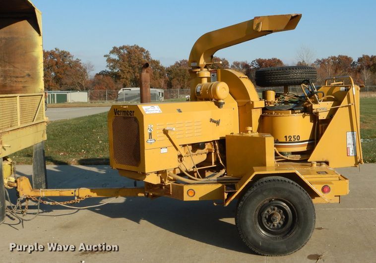 image for item DH6833 Vermeer 1250 chipper