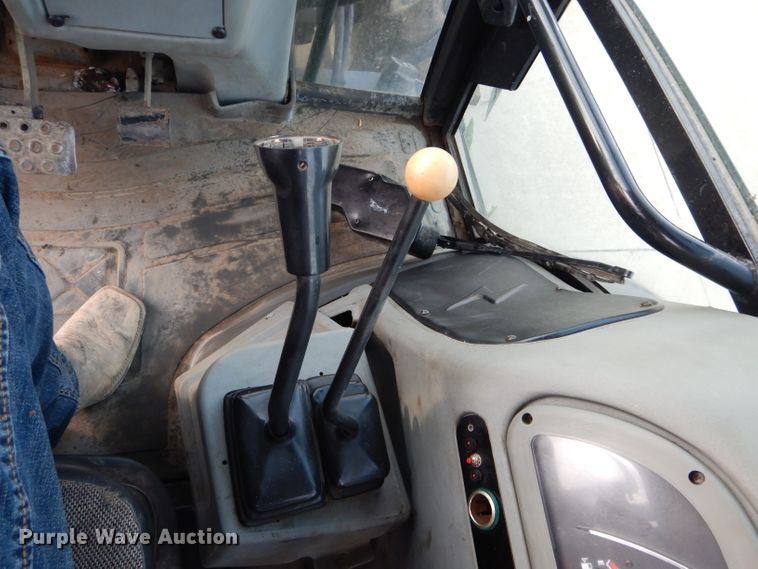 image for item DH6853 Terex 970B backhoe