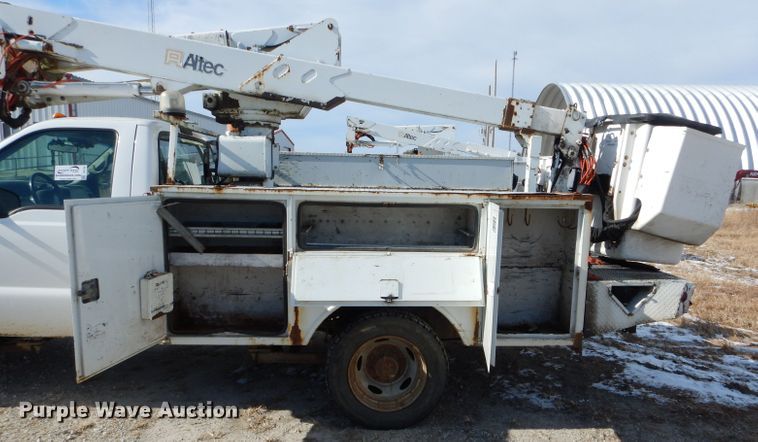 image for item DI0739 2000 Ford F550 Super Duty XL bucket truck