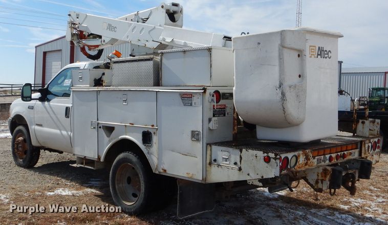 image for item DI0740 2004 Ford F550 Super Duty XL bucket truck