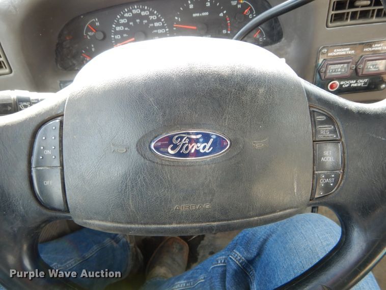 image for item DI0740 2004 Ford F550 Super Duty XL bucket truck