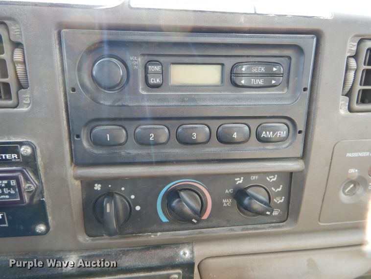 image for item DI0740 2004 Ford F550 Super Duty XL bucket truck