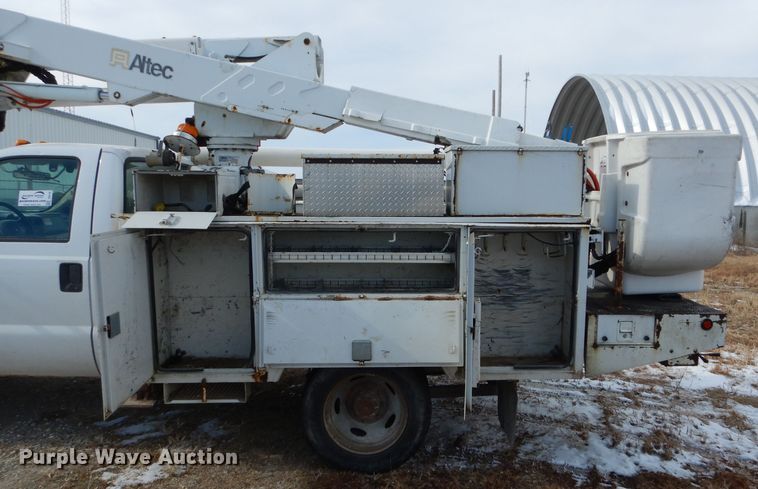 image for item DI0740 2004 Ford F550 Super Duty XL bucket truck