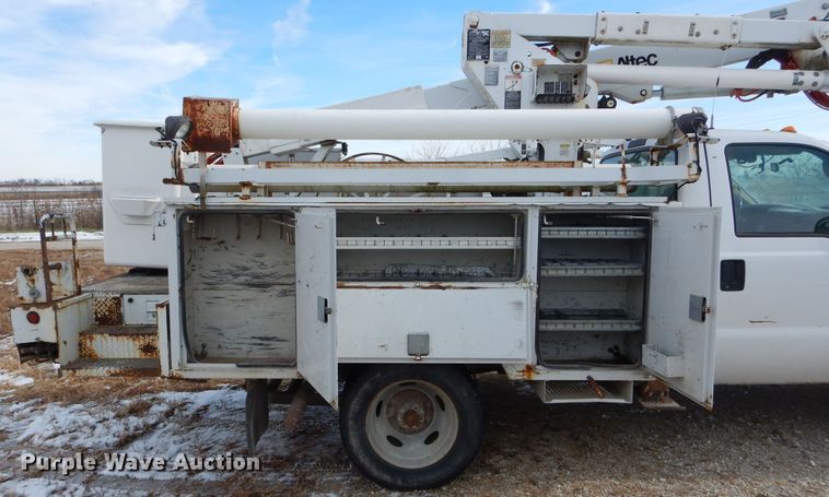 image for item DI0740 2004 Ford F550 Super Duty XL bucket truck