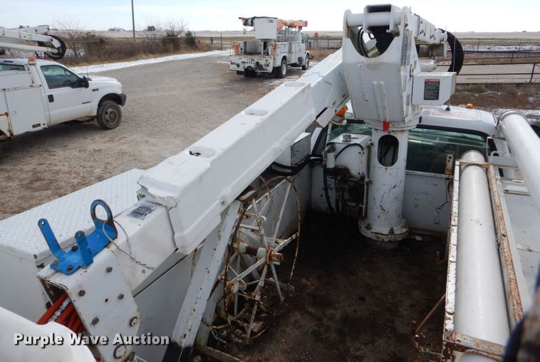 image for item DI0740 2004 Ford F550 Super Duty XL bucket truck