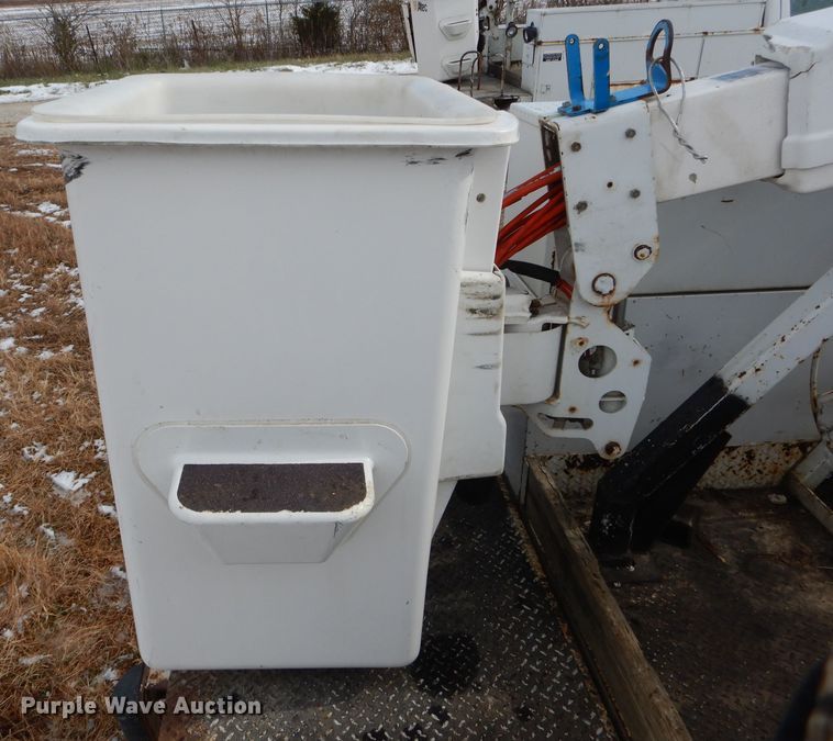 image for item DI0740 2004 Ford F550 Super Duty XL bucket truck