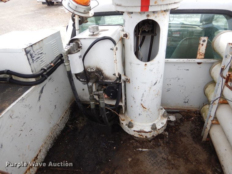 image for item DI0740 2004 Ford F550 Super Duty XL bucket truck