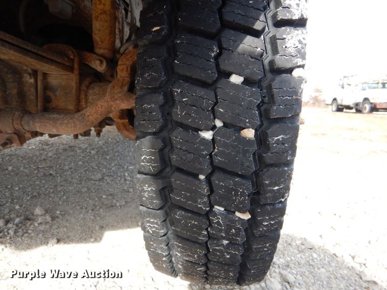 image for item DI0740 2004 Ford F550 Super Duty XL bucket truck