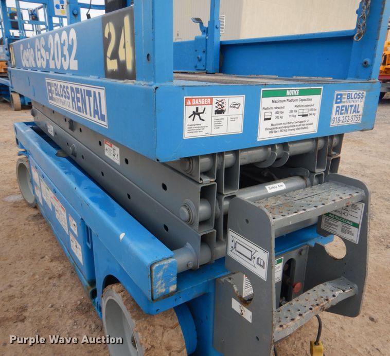 image for item DI2387 2002 Genie GS-2032 scissor lift