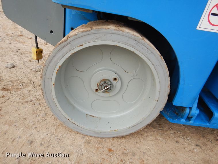 image for item DI2387 2002 Genie GS-2032 scissor lift