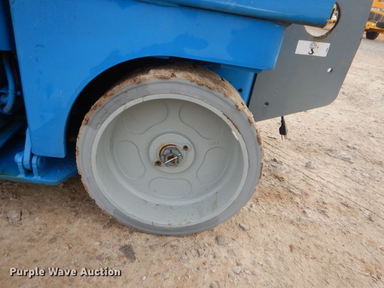 image for item DI2387 2002 Genie GS-2032 scissor lift