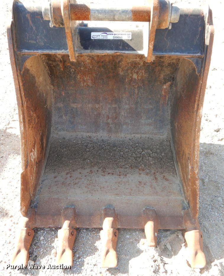 image for item DI9098 Caterpillar 30"W backhoe bucket
