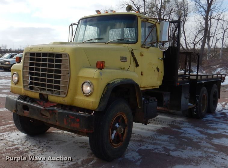 image for item EC9159 1973 Ford 8000 flatbed truck