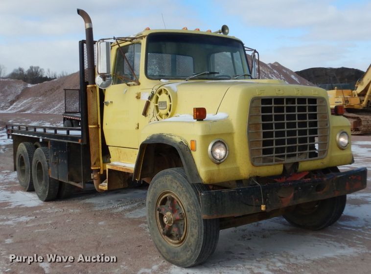 image for item EC9159 1973 Ford 8000 flatbed truck