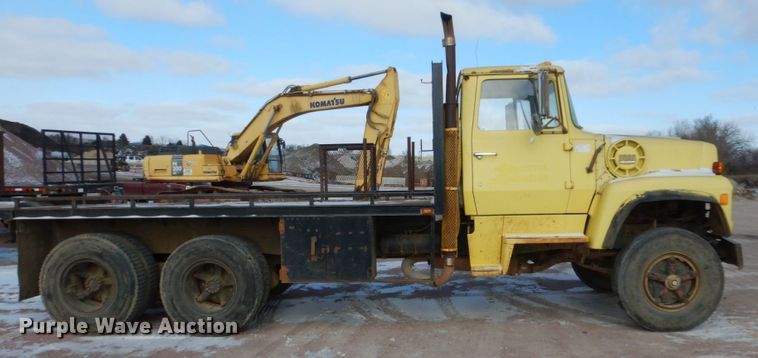 image for item EC9159 1973 Ford 8000 flatbed truck