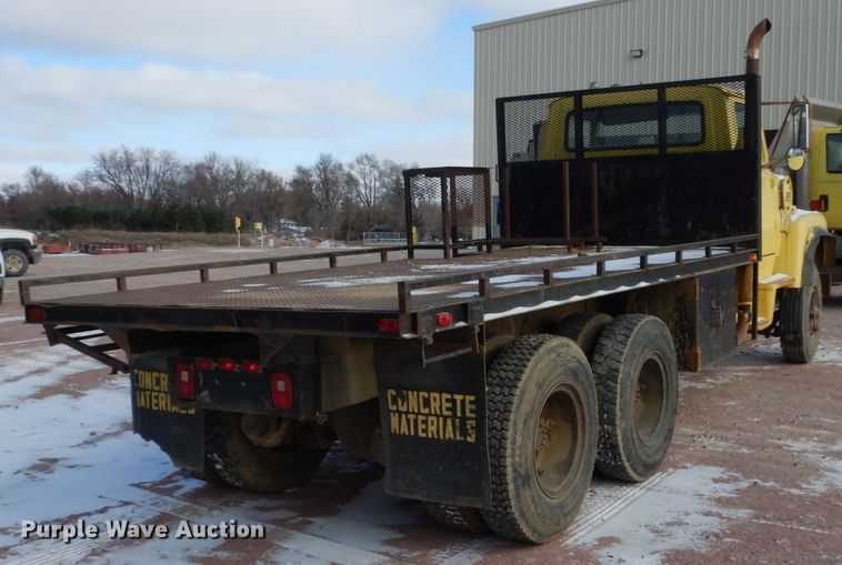 image for item EC9159 1973 Ford 8000 flatbed truck