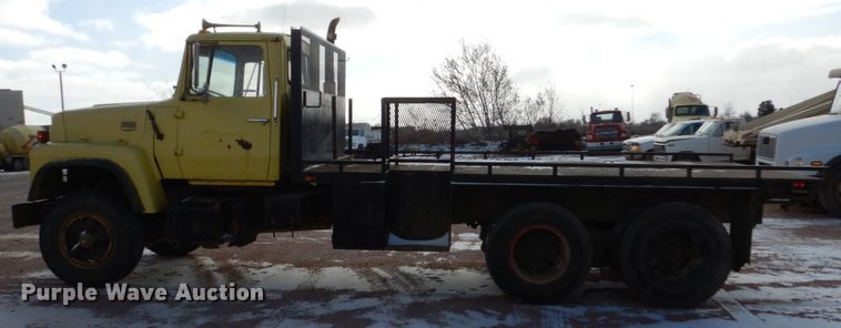 image for item EC9159 1973 Ford 8000 flatbed truck