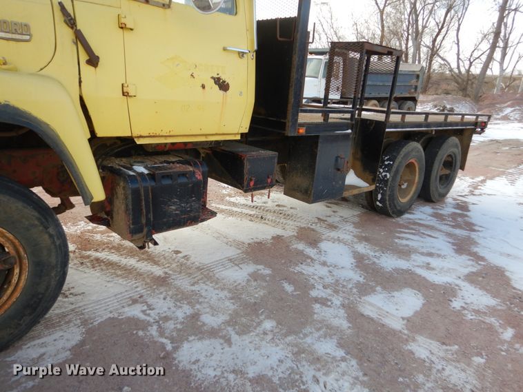 image for item EC9159 1973 Ford 8000 flatbed truck