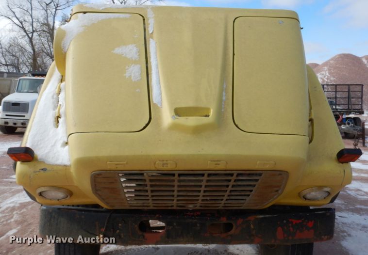 image for item EC9159 1973 Ford 8000 flatbed truck