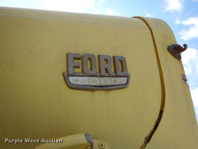 image for item EC9159 1973 Ford 8000 flatbed truck