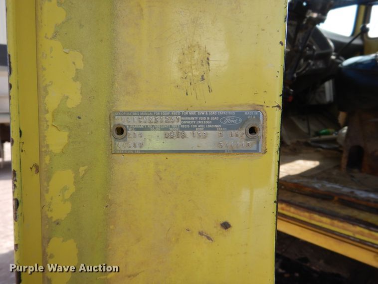 image for item EC9159 1973 Ford 8000 flatbed truck