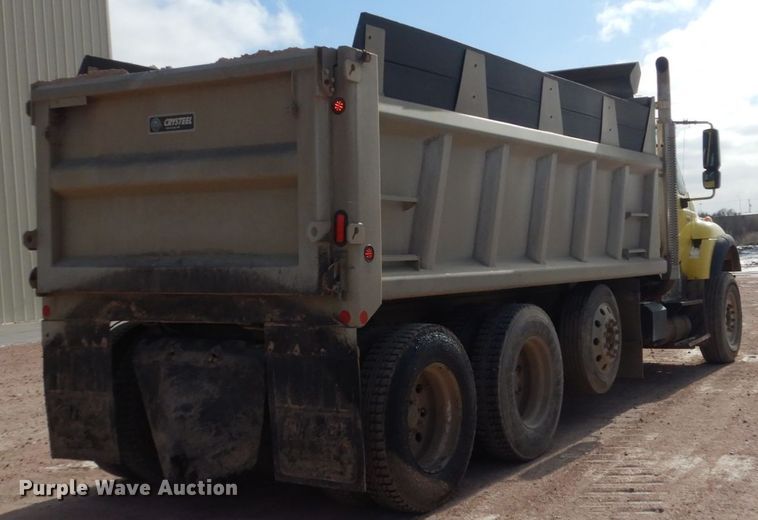 image for item EC9160 2004 International 7600 dump truck