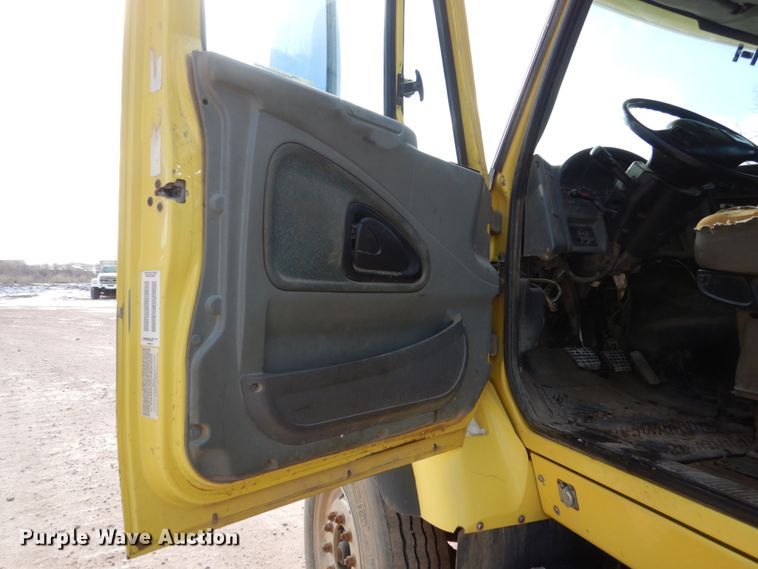 image for item EC9160 2004 International 7600 dump truck