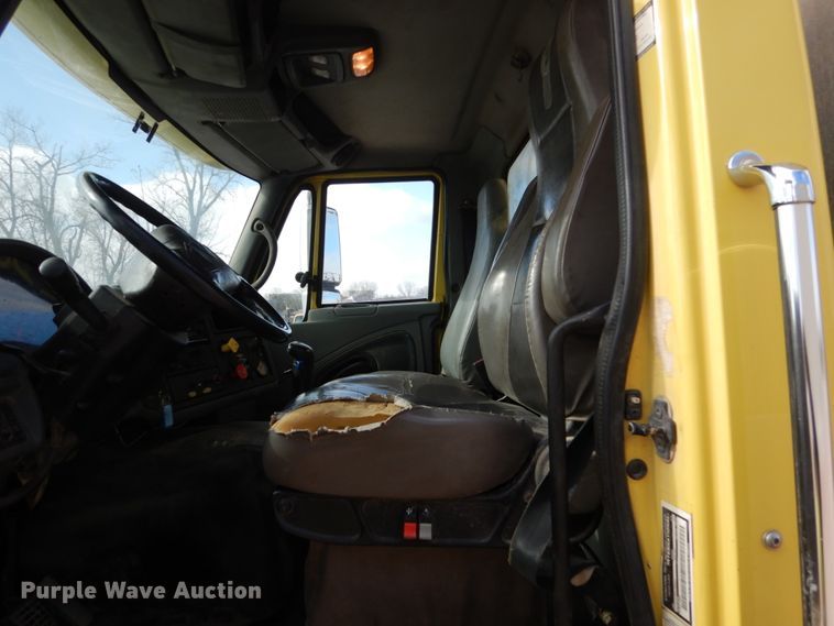 image for item EC9160 2004 International 7600 dump truck