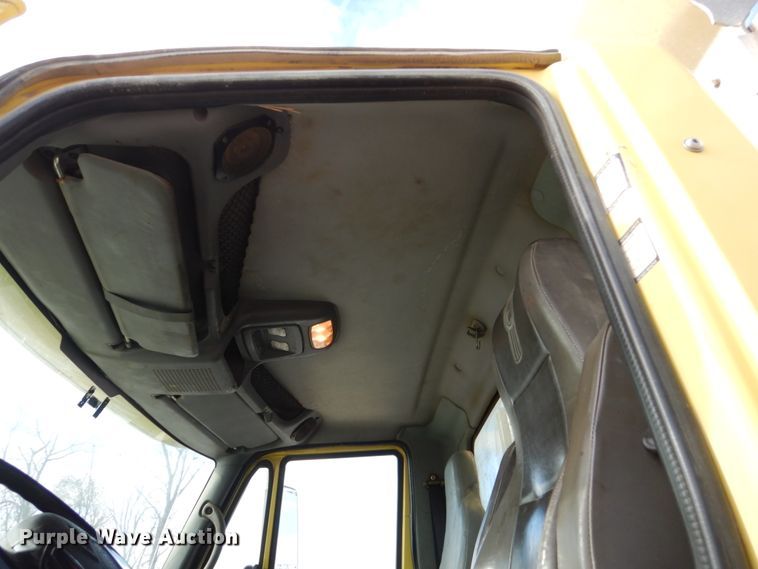 image for item EC9160 2004 International 7600 dump truck