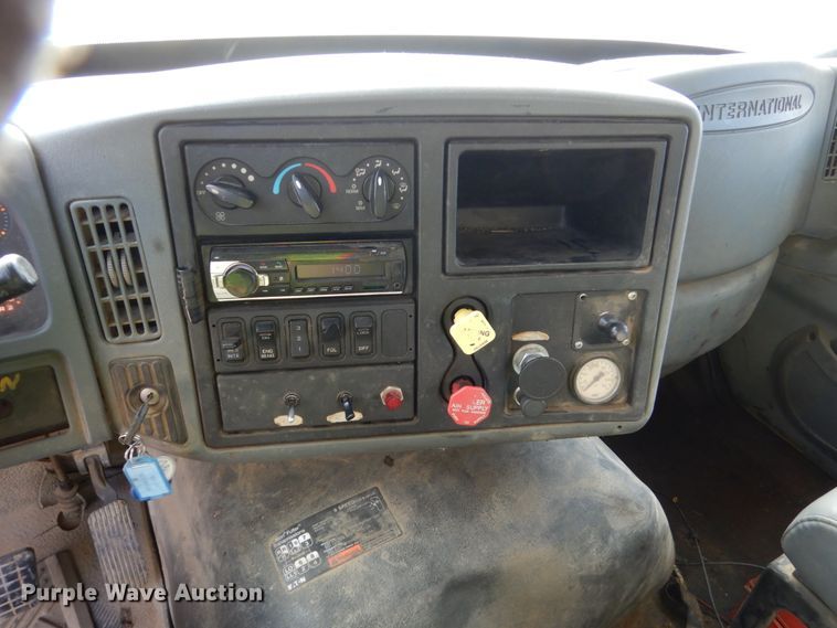 image for item EC9160 2004 International 7600 dump truck