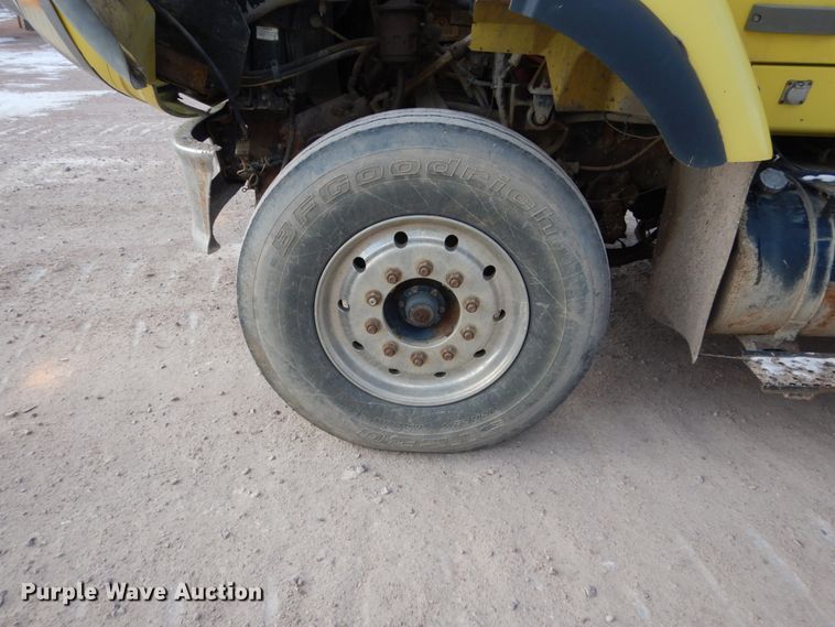 image for item EC9160 2004 International 7600 dump truck