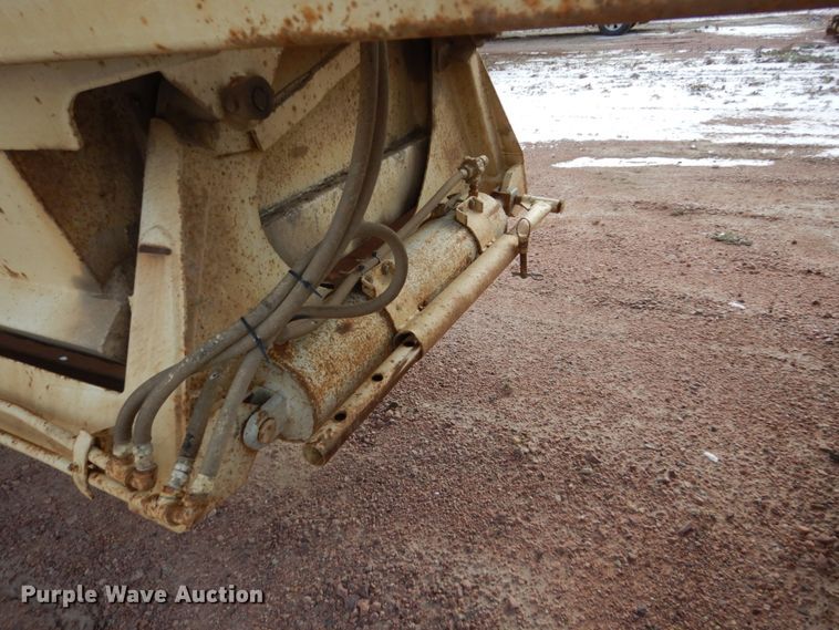 image for item EC9162 1999 Red River bottom dump trailer