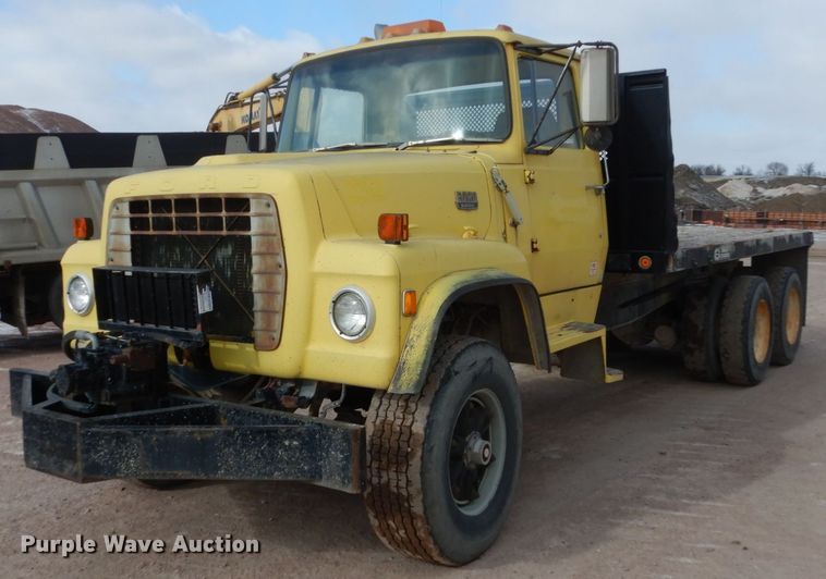 image for item EC9164 1979 Ford 9000 flatbed truck