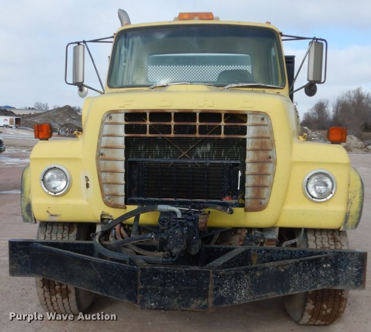 image for item EC9164 1979 Ford 9000 flatbed truck