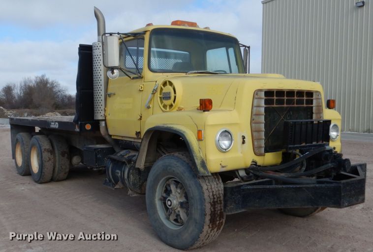 image for item EC9164 1979 Ford 9000 flatbed truck