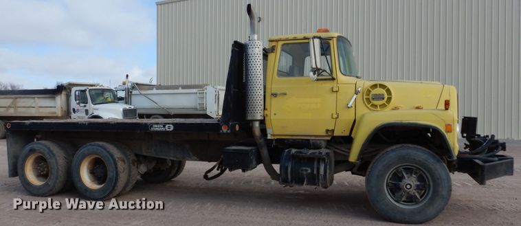 image for item EC9164 1979 Ford 9000 flatbed truck