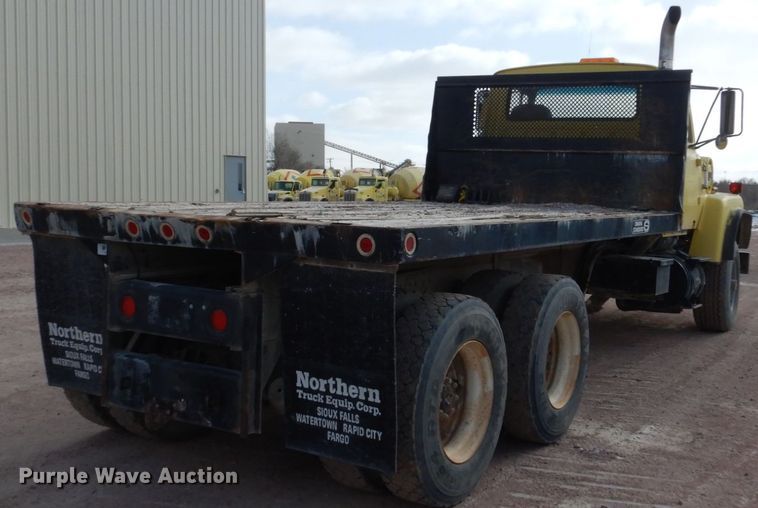 image for item EC9164 1979 Ford 9000 flatbed truck