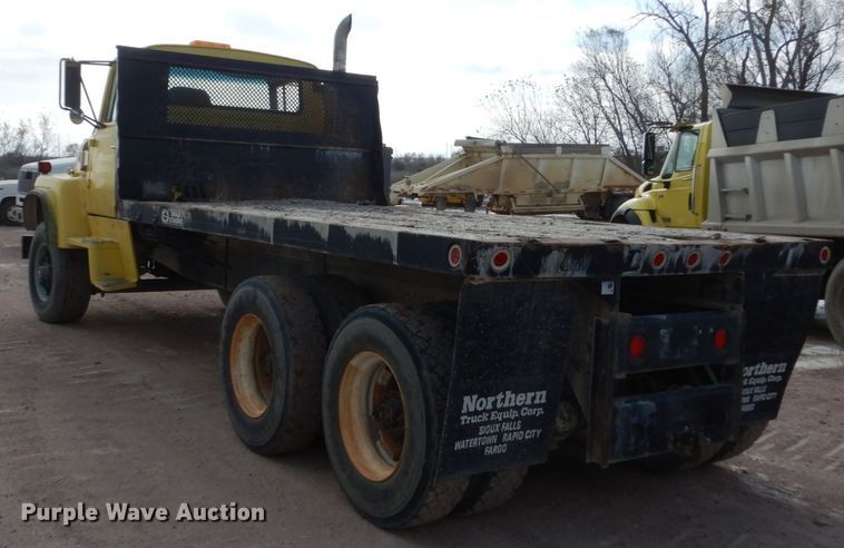 image for item EC9164 1979 Ford 9000 flatbed truck