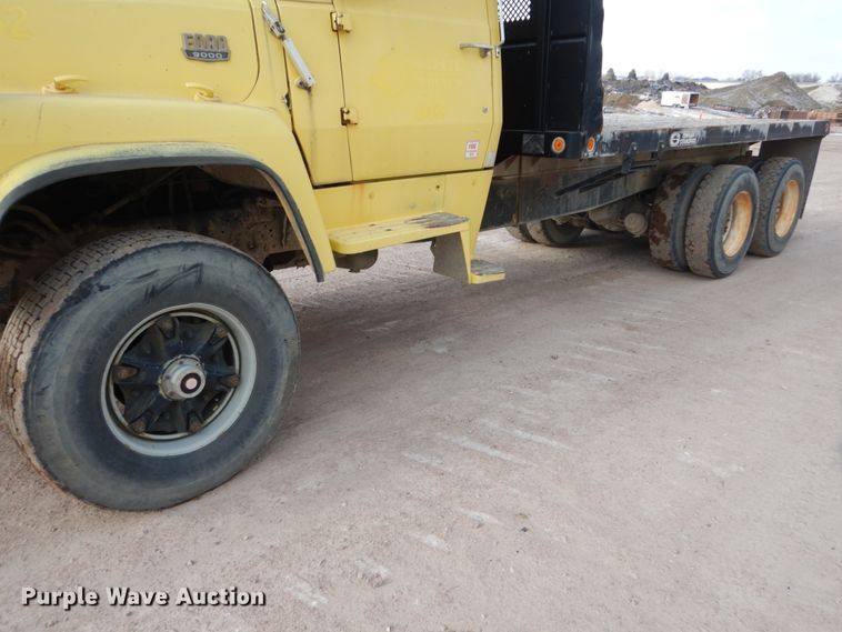 image for item EC9164 1979 Ford 9000 flatbed truck