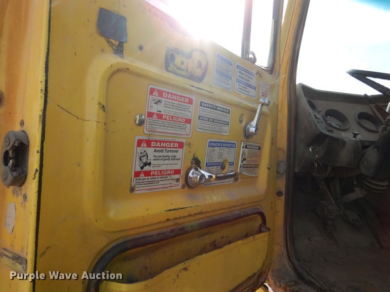 image for item EC9164 1979 Ford 9000 flatbed truck