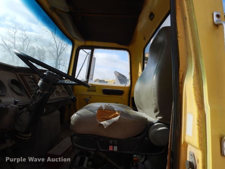 image for item EC9164 1979 Ford 9000 flatbed truck