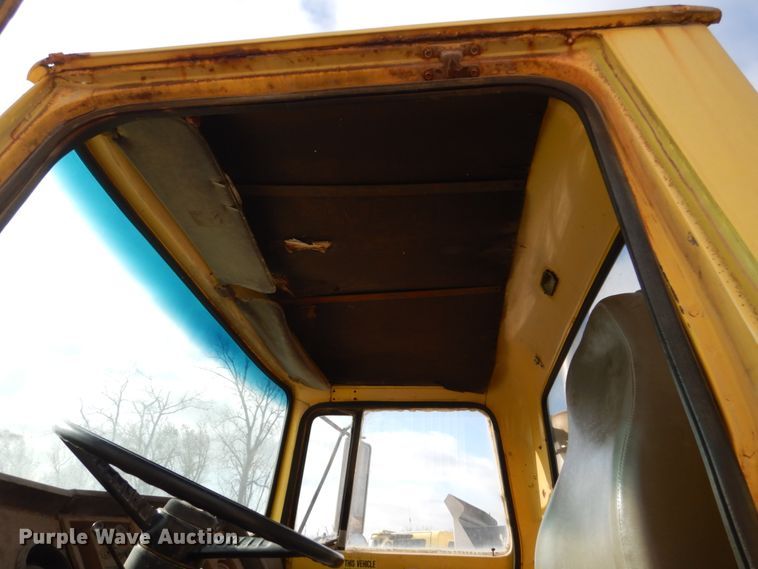 image for item EC9164 1979 Ford 9000 flatbed truck