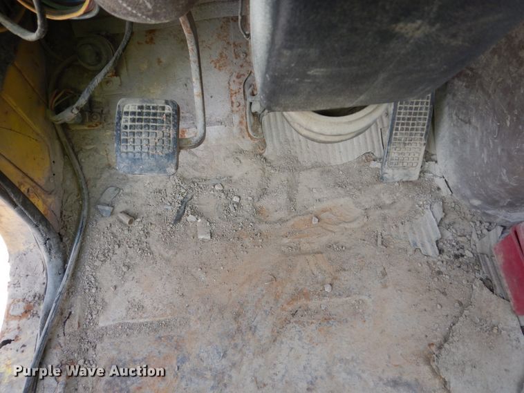 image for item EC9164 1979 Ford 9000 flatbed truck