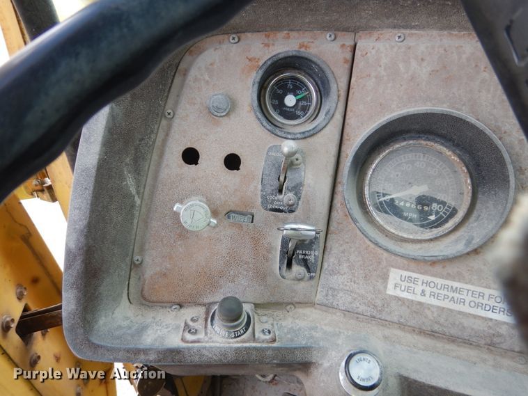 image for item EC9164 1979 Ford 9000 flatbed truck