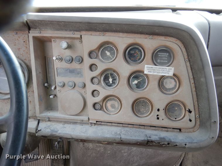 image for item EC9164 1979 Ford 9000 flatbed truck