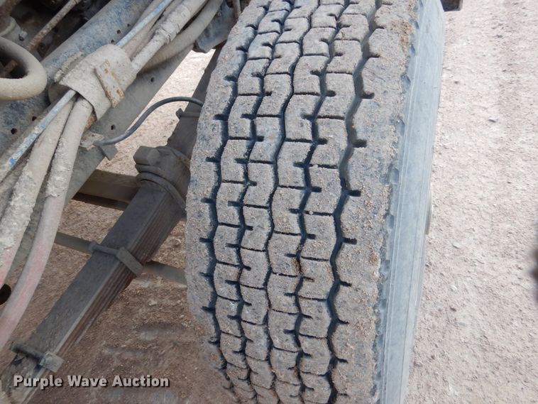 image for item EC9164 1979 Ford 9000 flatbed truck