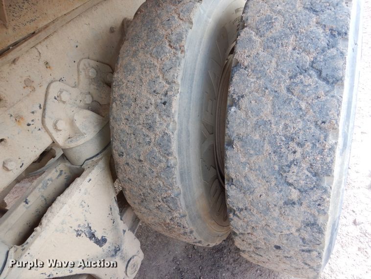 image for item EC9164 1979 Ford 9000 flatbed truck